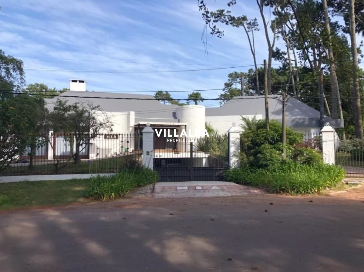 Excelente residencia en una de las zonas más exclusivas de Punta del Este.