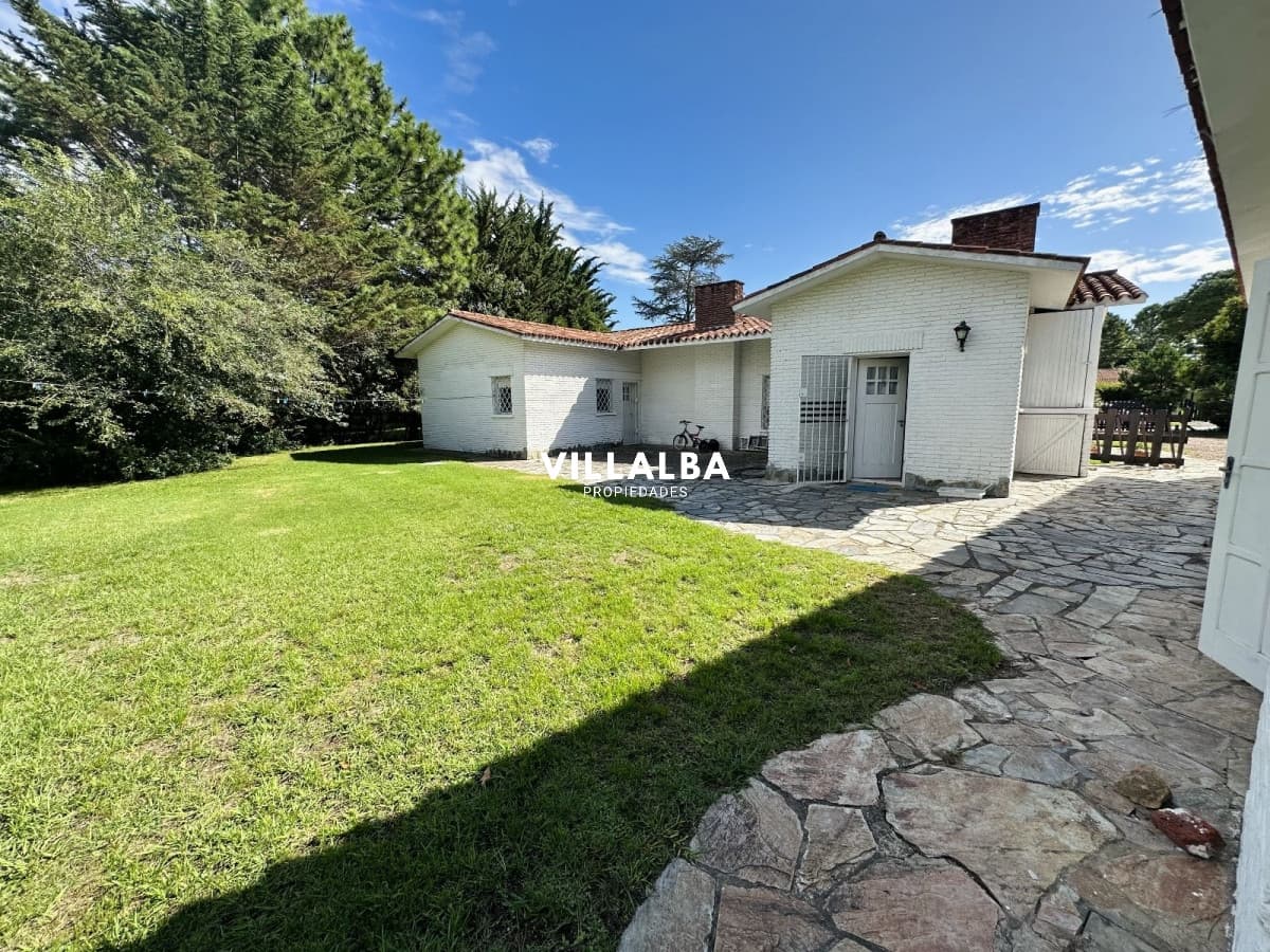 Casa en VENTA con amplio terreno en esquina