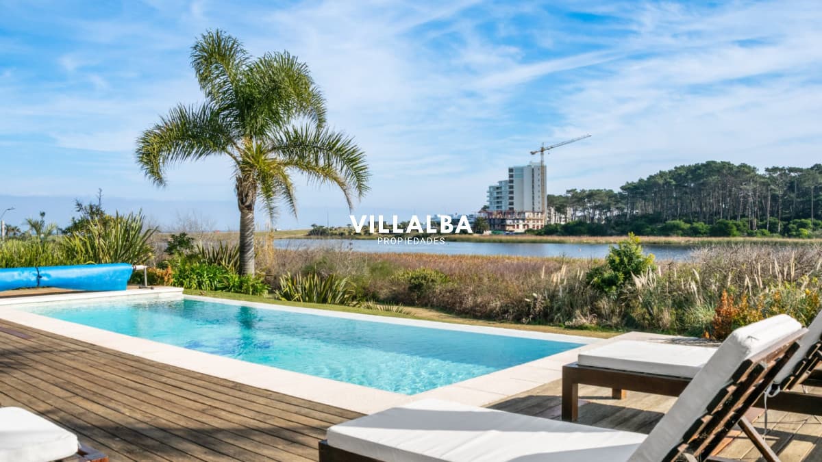 Venta - Casa con vista plena a la Laguna del Diario