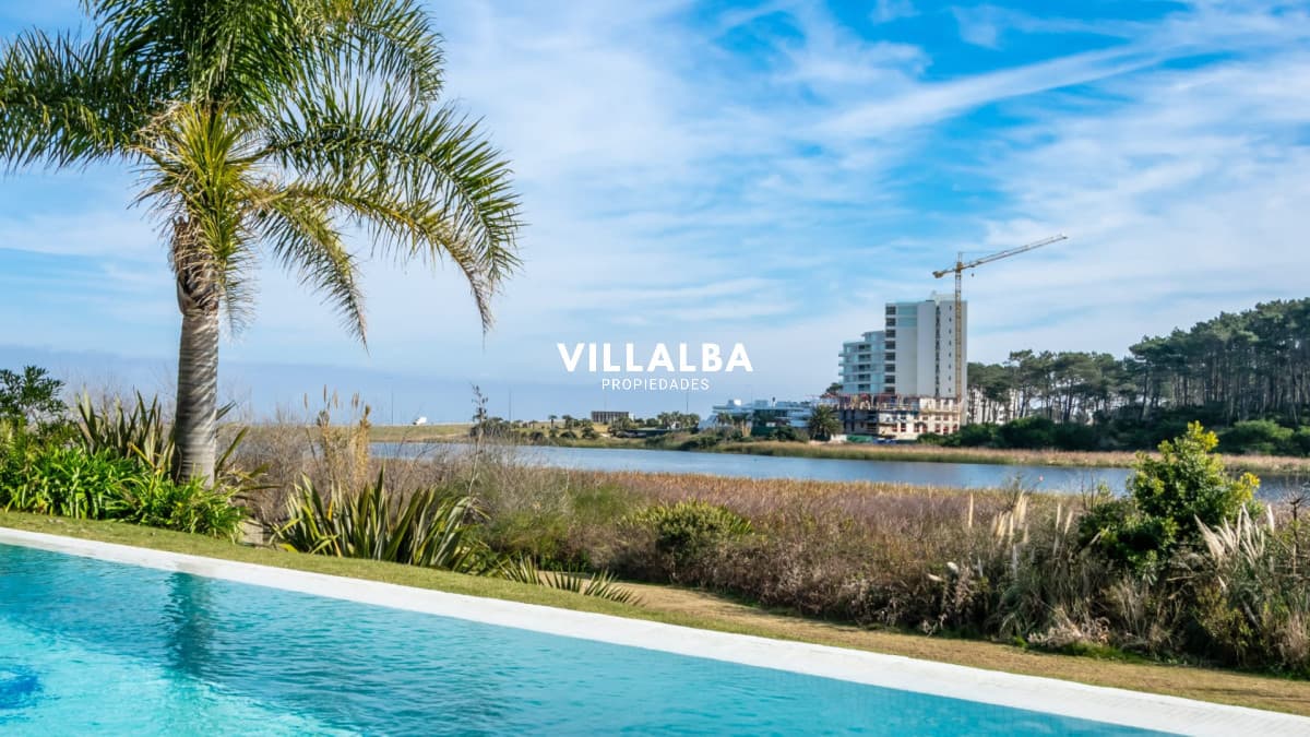 Venta - Casa con vista plena a la Laguna del Diario