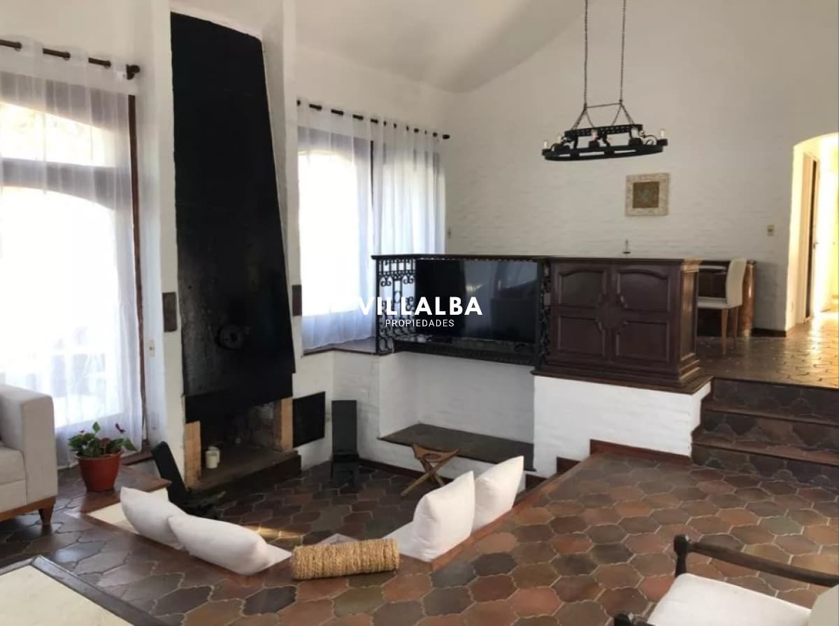 Excelente residencia en una de las zonas más exclusivas de Punta del Este.