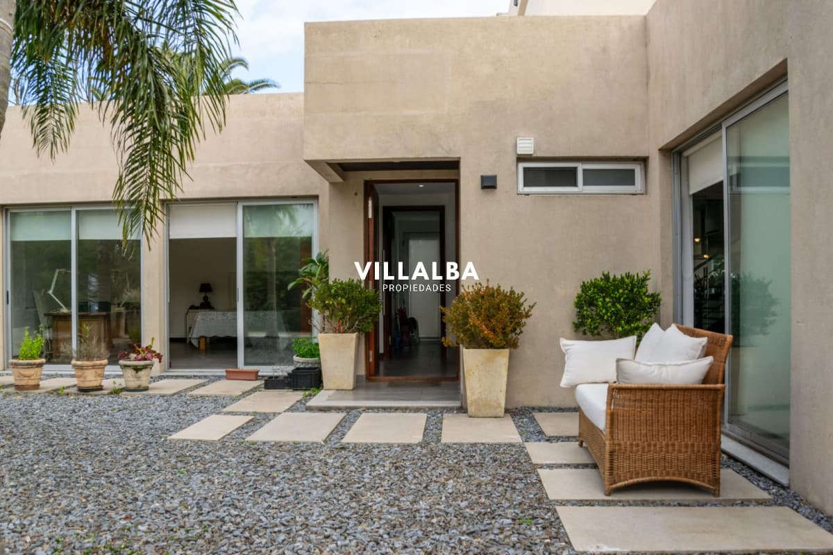 Venta - Casa con vista plena a la Laguna del Diario
