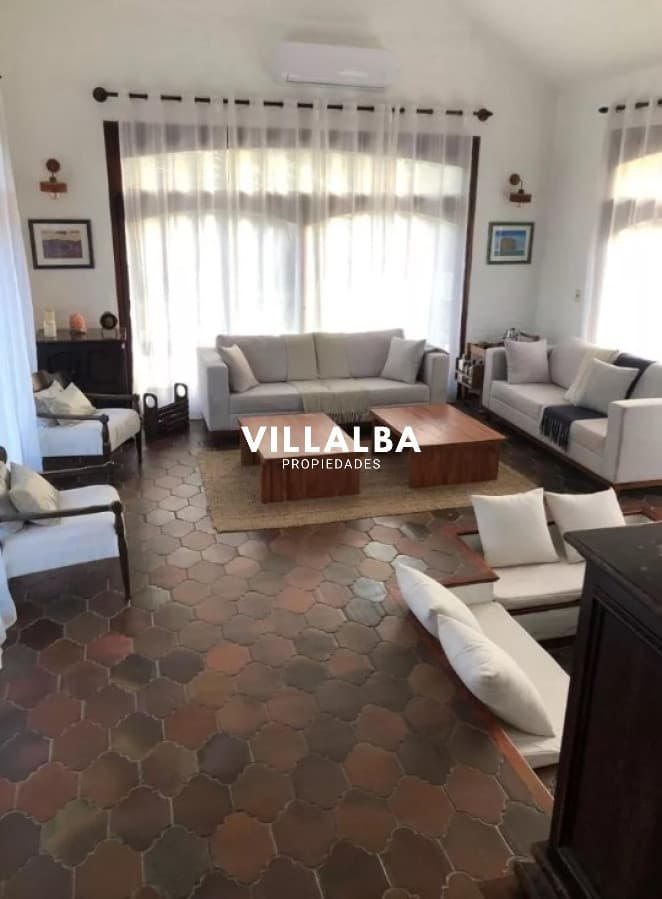 Excelente residencia en una de las zonas más exclusivas de Punta del Este.