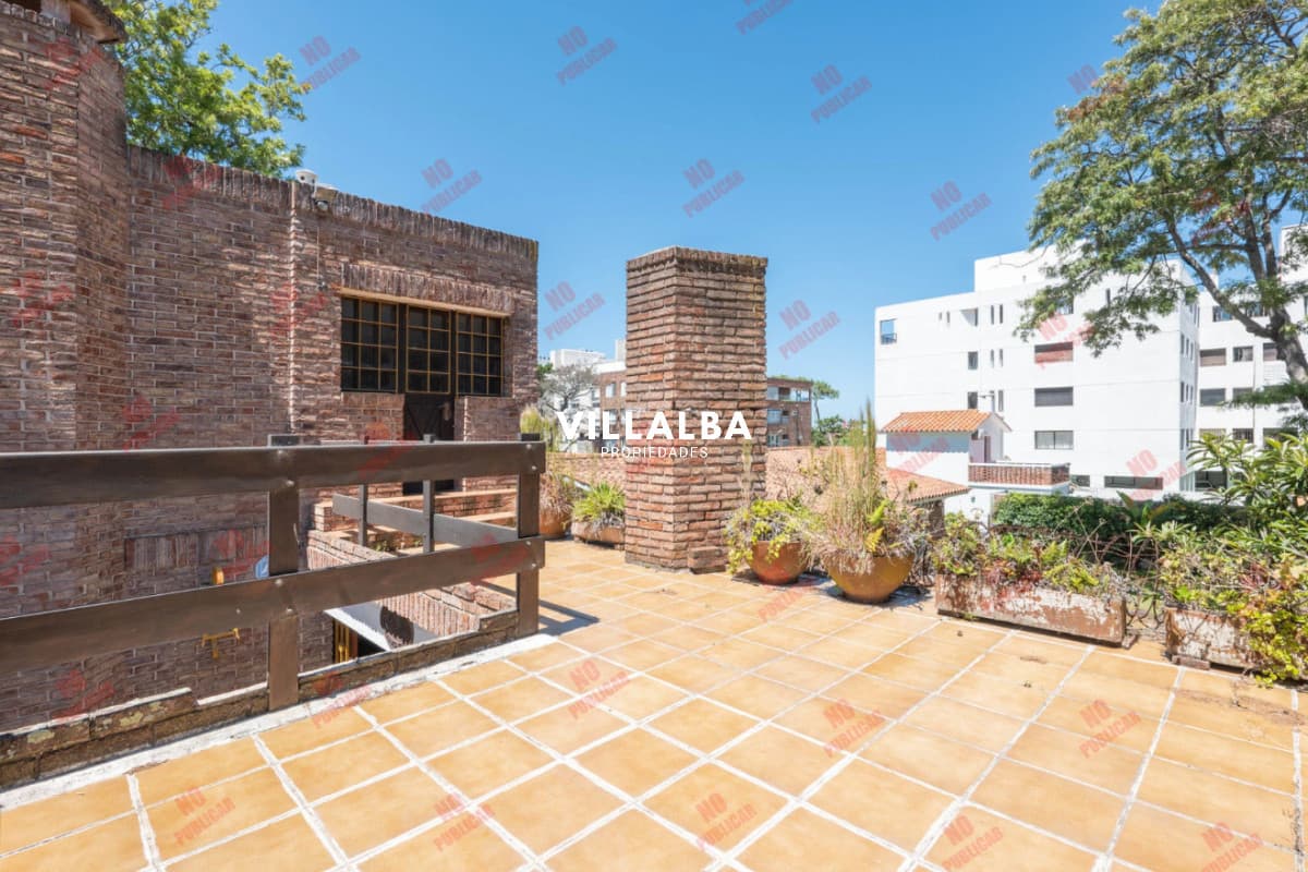 VENTA - A 1 Cuadra Del Mar En Playa Mansa
