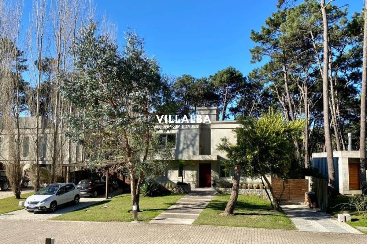 Playa Brava,  esplendida casa en Venta.