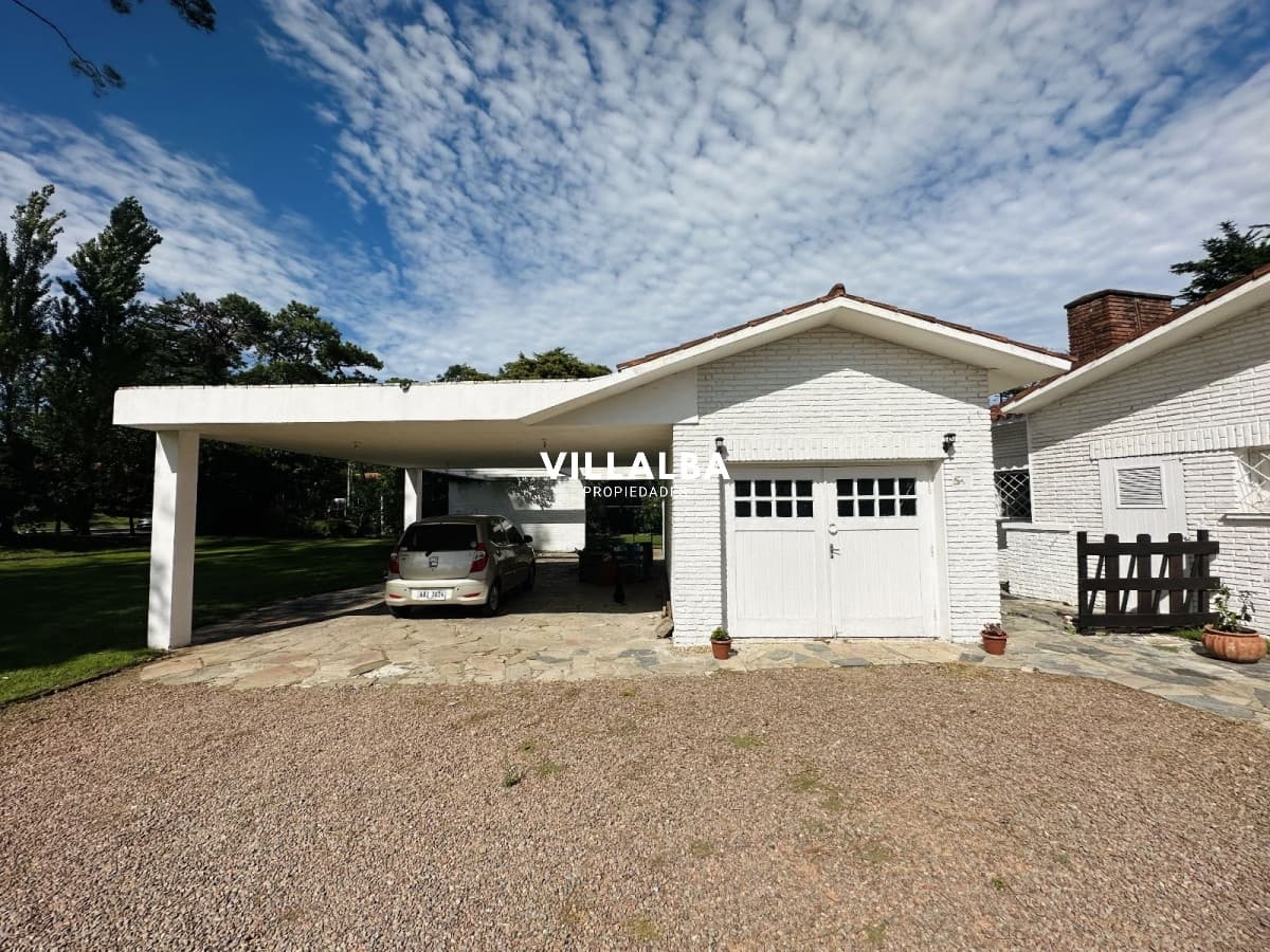 Casa en VENTA con amplio terreno en esquina