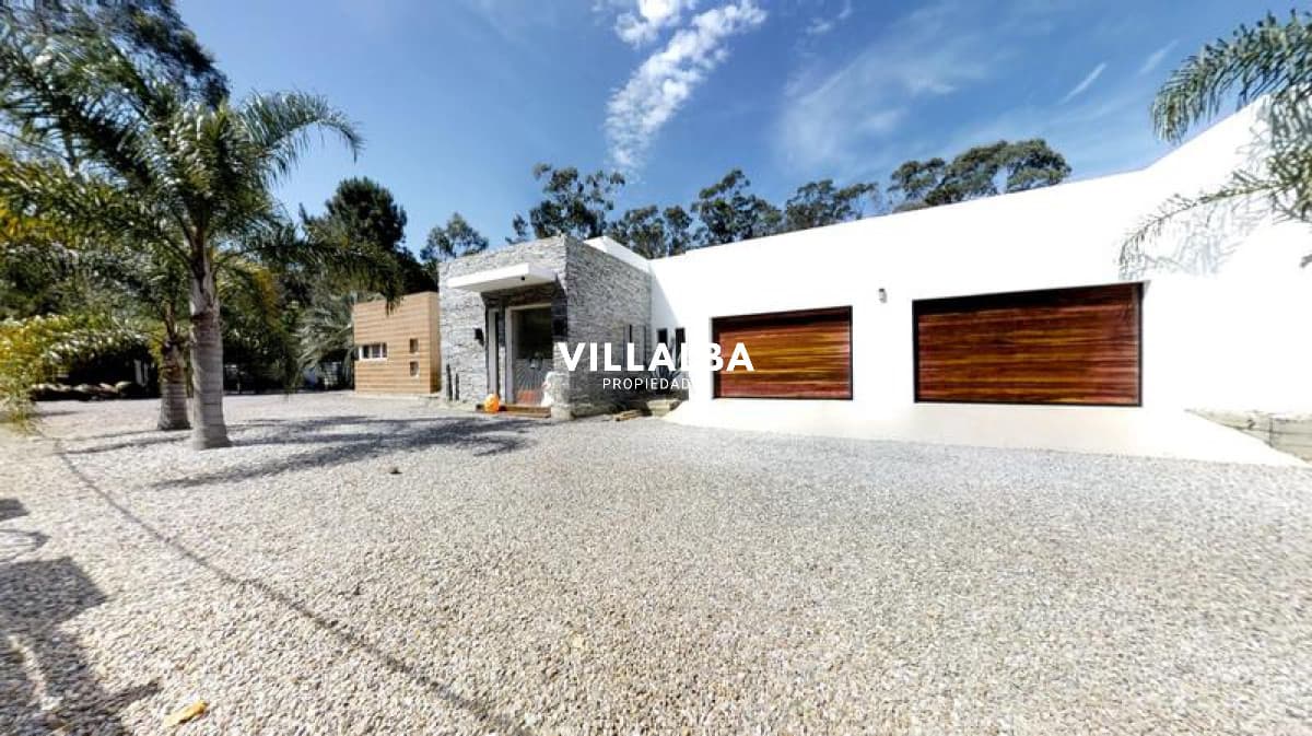 Moderna casa en el bosque cerca del mar.