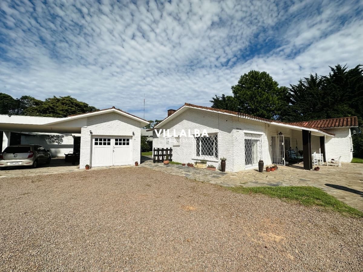 Casa en VENTA con amplio terreno en esquina
