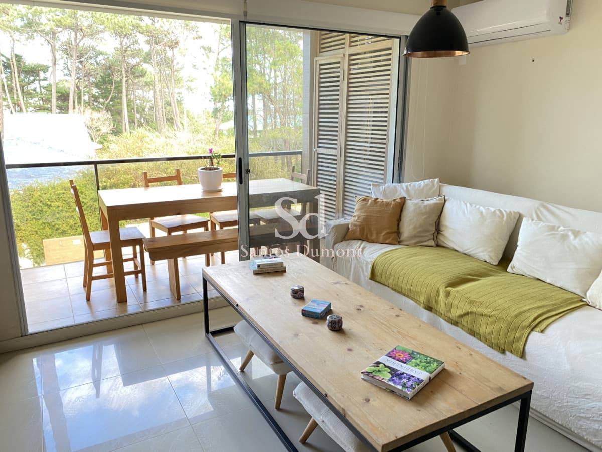 Venta Apartamento 2 dormitorios Punta del Este, con terraza y parrillero