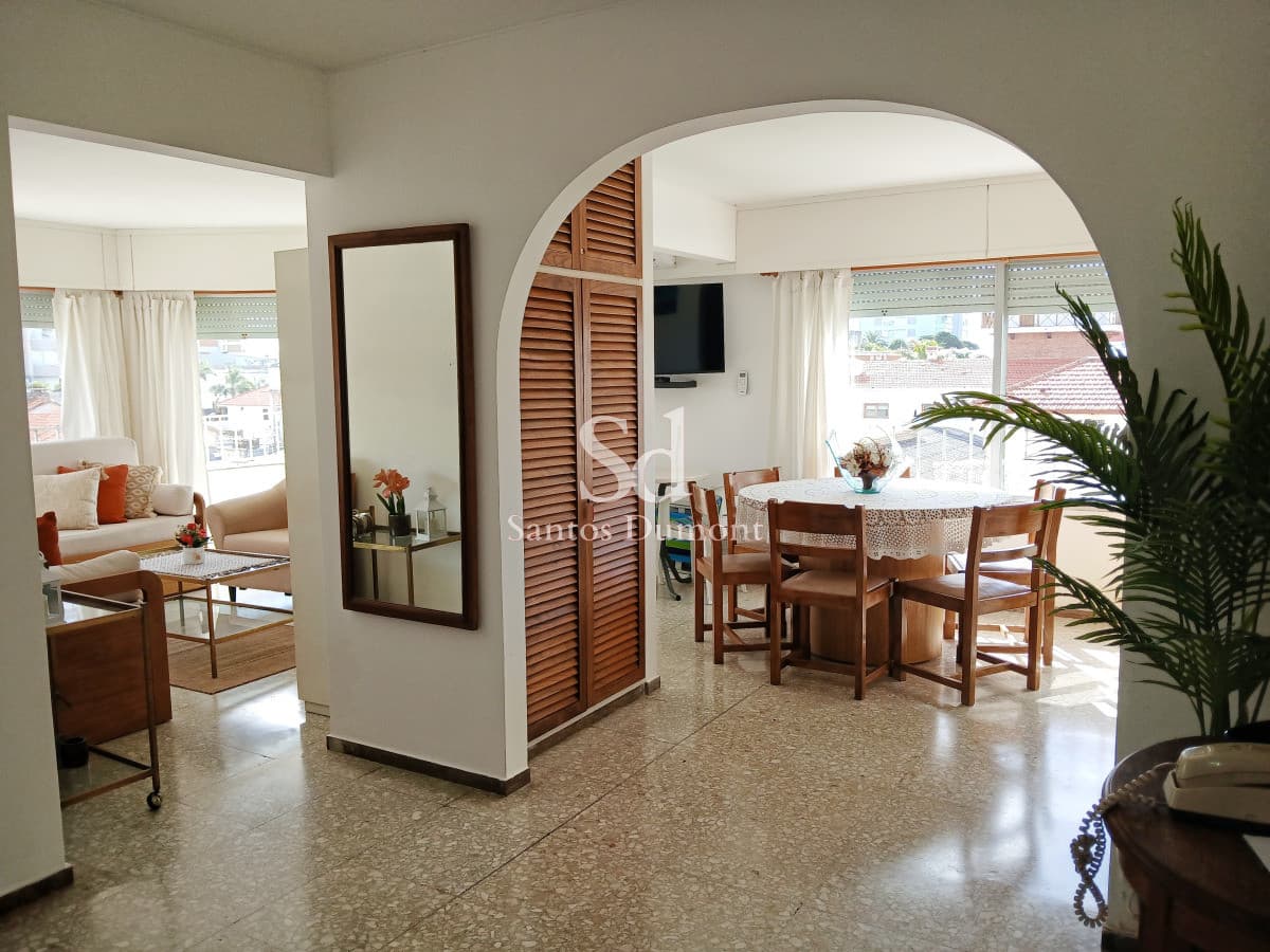EN VENTA - Apartamento reciclado en Península, con cochera