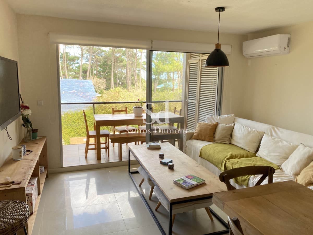 Venta Apartamento 2 dormitorios Punta del Este, con terraza y parrillero