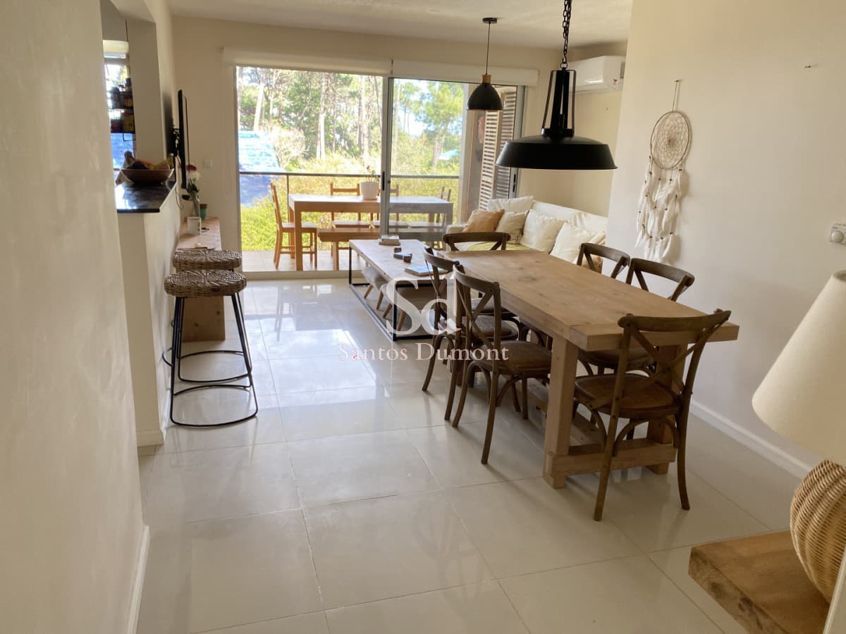 Venta Apartamento 2 dormitorios Punta del Este, con terraza y parrillero
