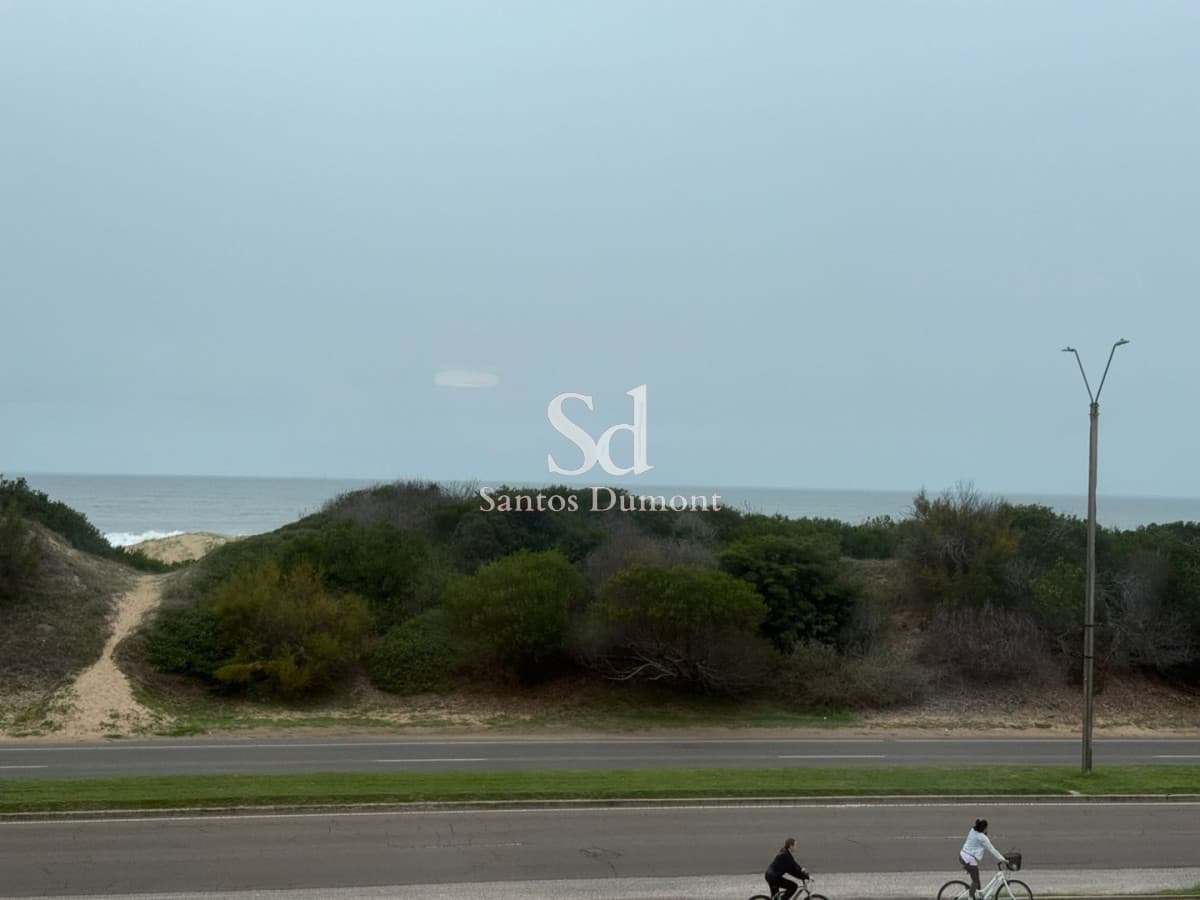 Apartamento en venta 3 dormitorios en suite más dependencia de servicio completo, Punta del Este, Playa Brava