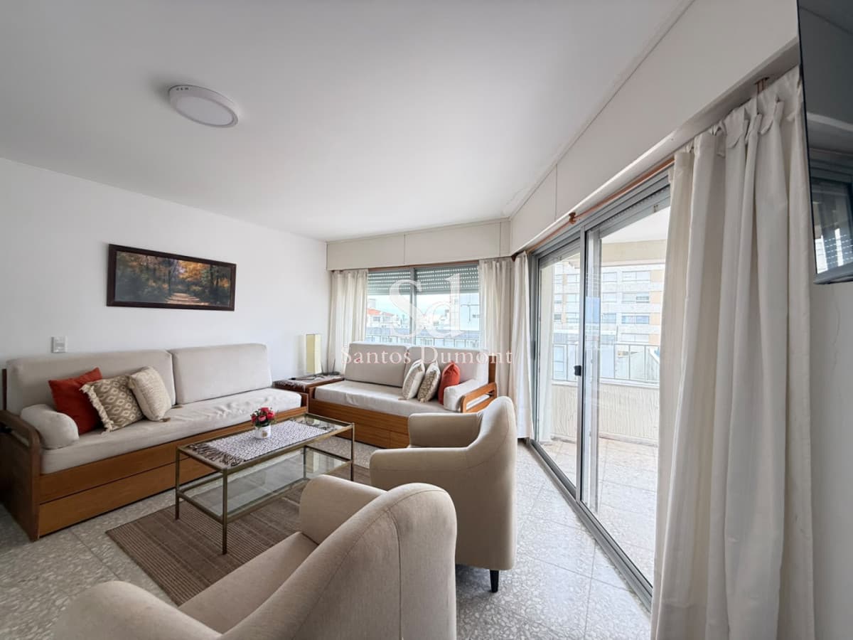 EN VENTA - Apartamento reciclado en Península, con cochera