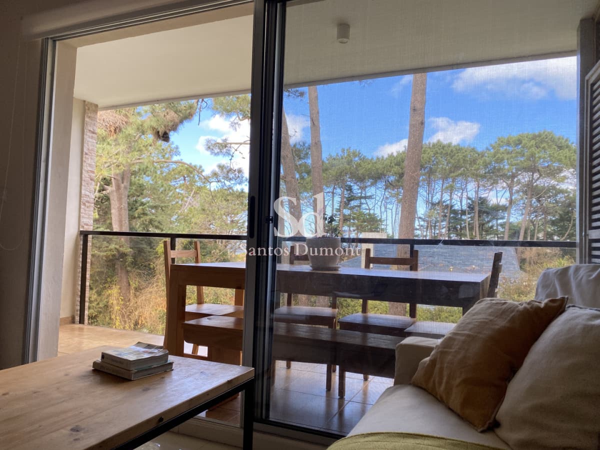 Venta Apartamento 2 dormitorios Punta del Este, con terraza y parrillero