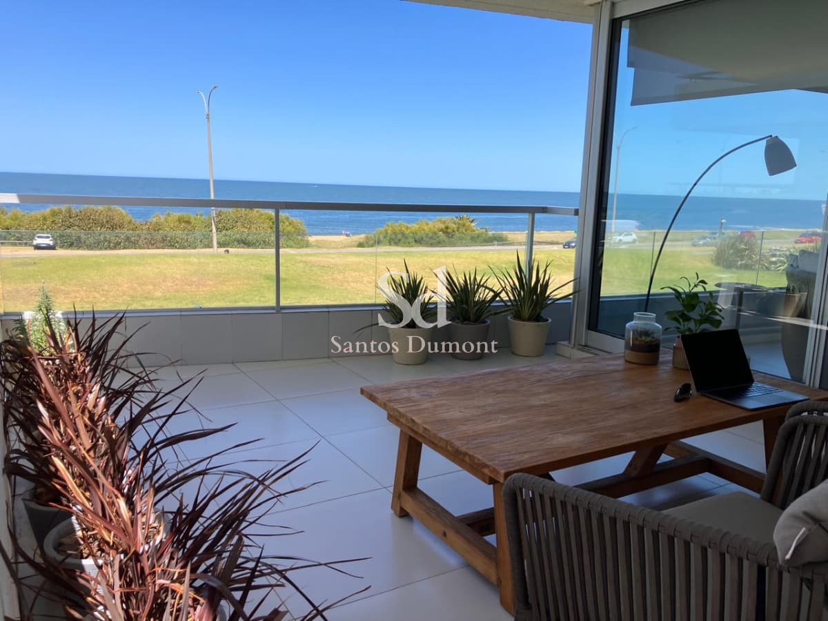 Venta apartamento 3 Dormitorios y dependencia Playa Mansa, Punta del Este