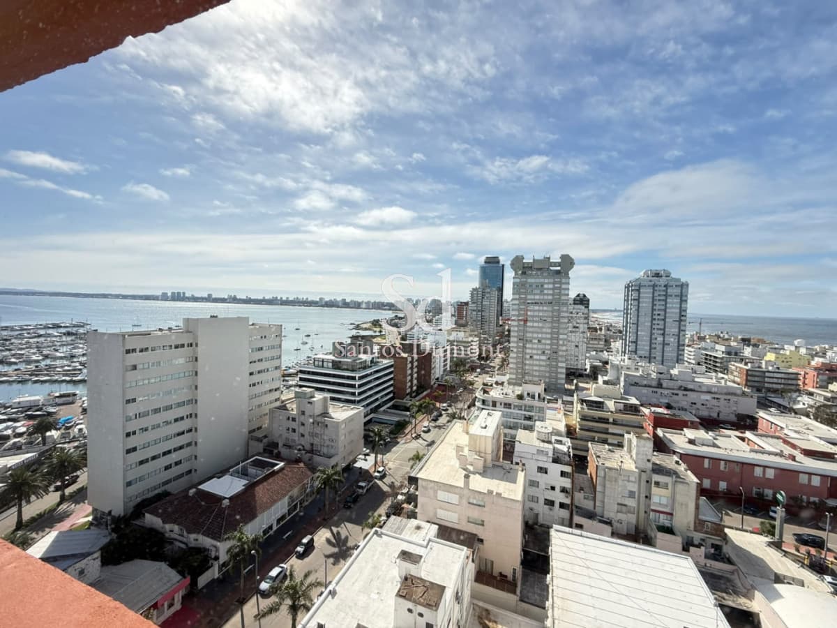 EN VENTA - 2 Dormitorios y 2 baños, con vista al Mar