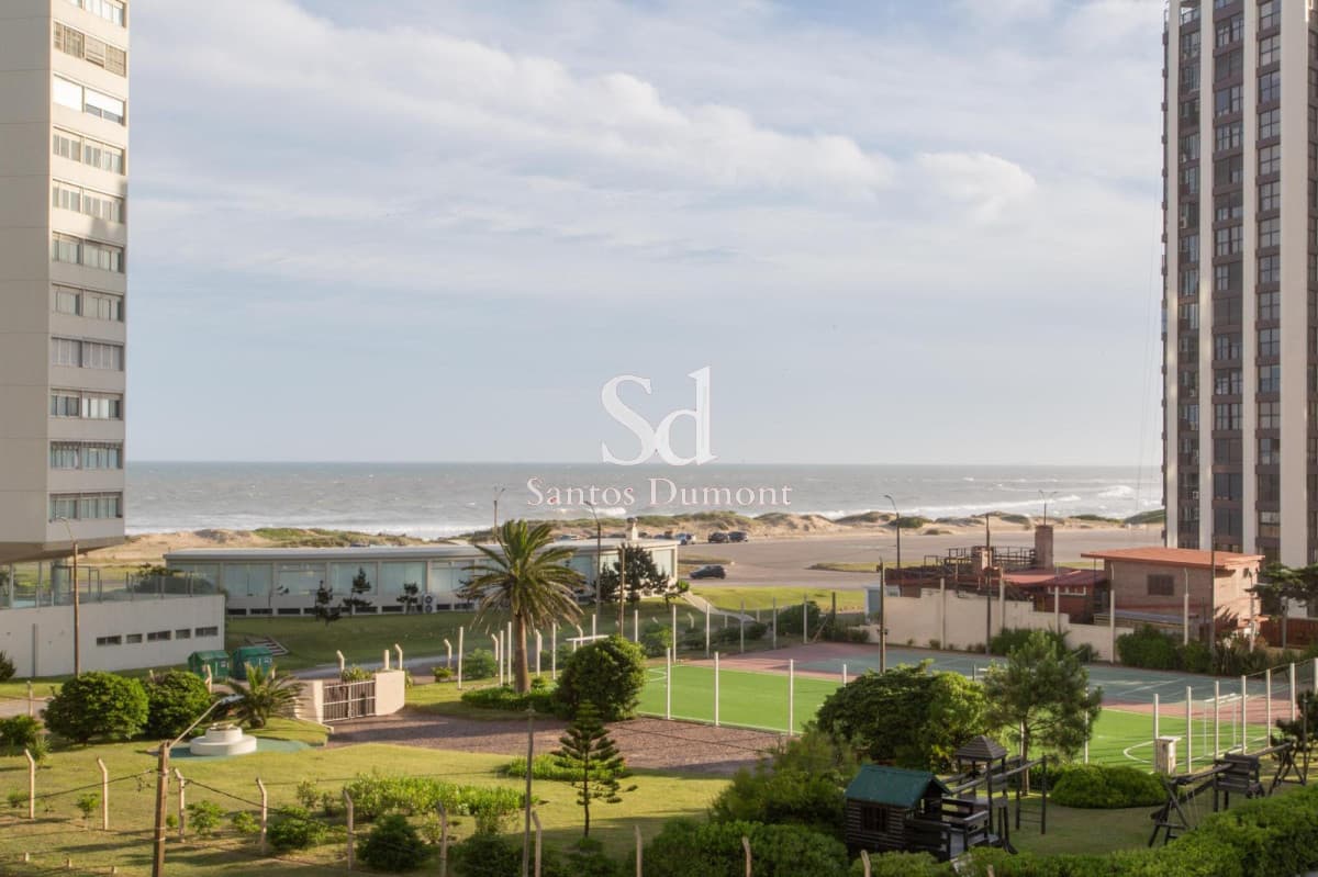 Apartamento en venta, 2 dormitorios y servicio en Playa Brava