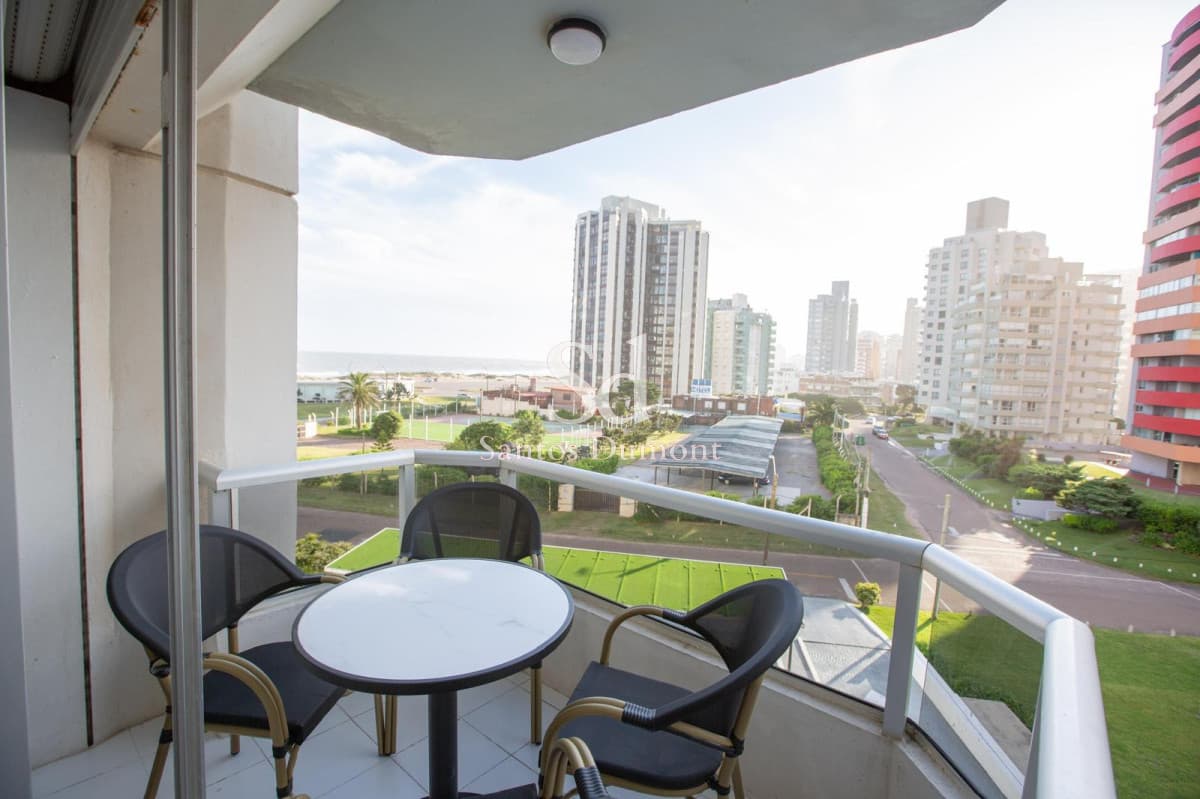 Apartamento en venta, 2 dormitorios y servicio en Playa Brava
