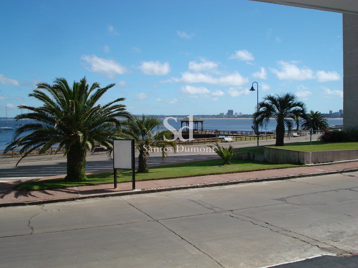 Venta Apartamento Semipiso de 4 dormitorios + servicio completo Punta del Este