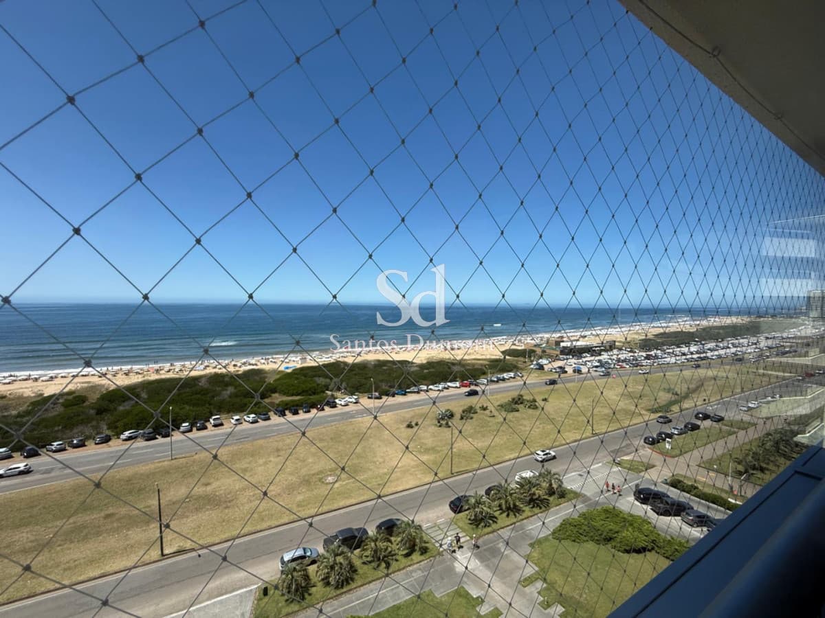 Venta Apartamento 3 dormitorios + servicio Punta del Este