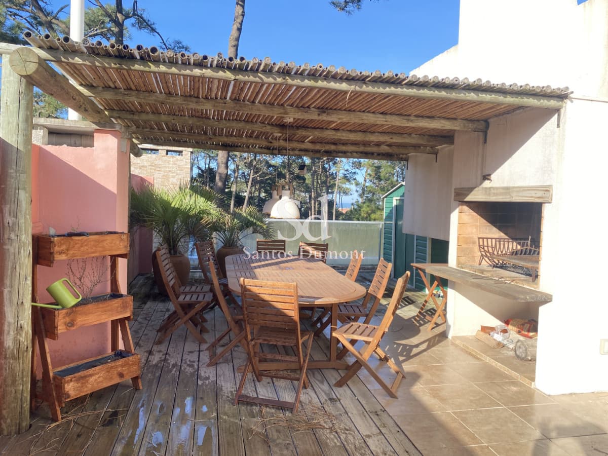 Venta Apartamento 2 dormitorios Punta del Este, con terraza y parrillero