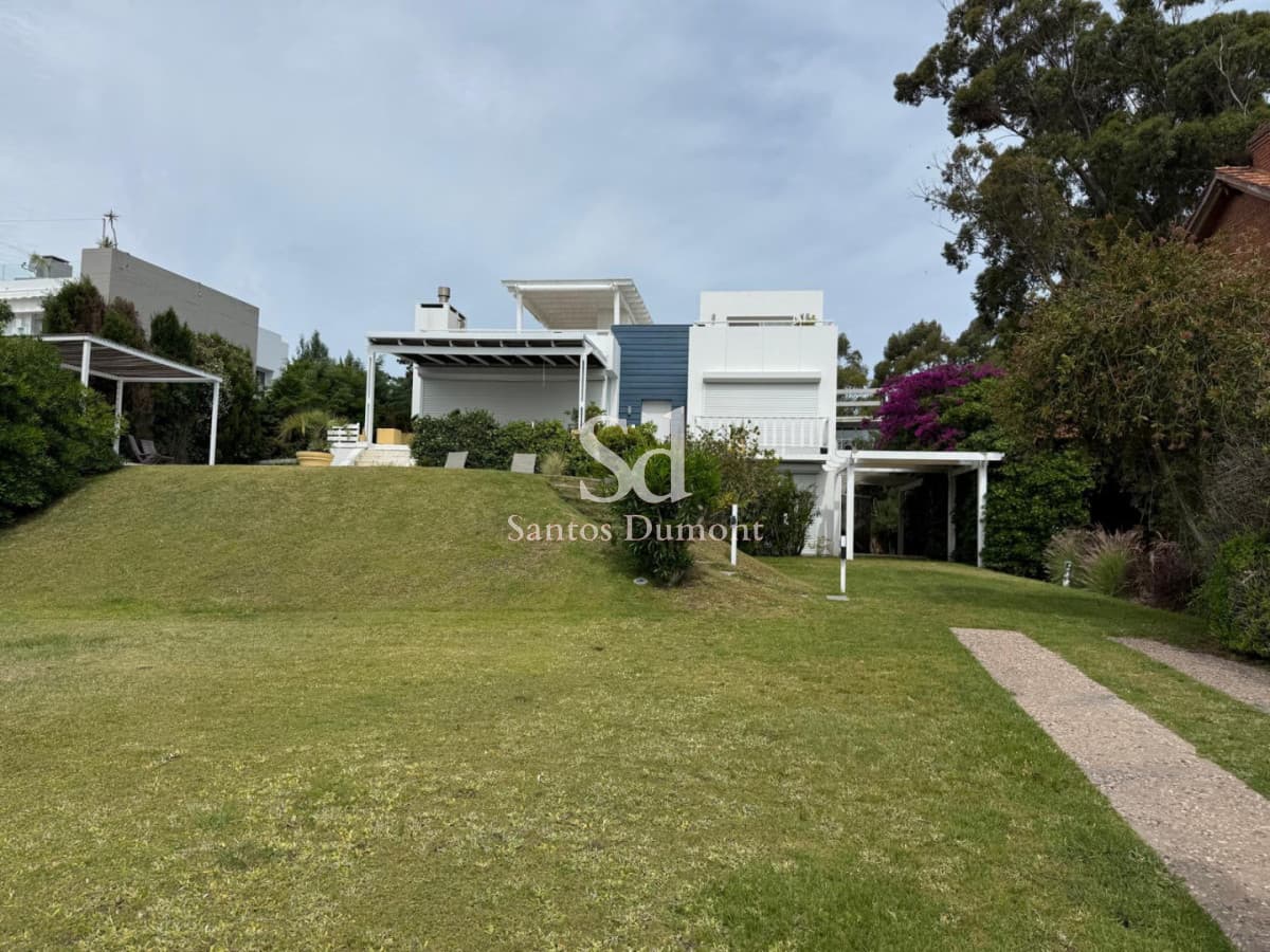 Venta Casa 4 dormitorios Lomo de la Ballena Punta del Este