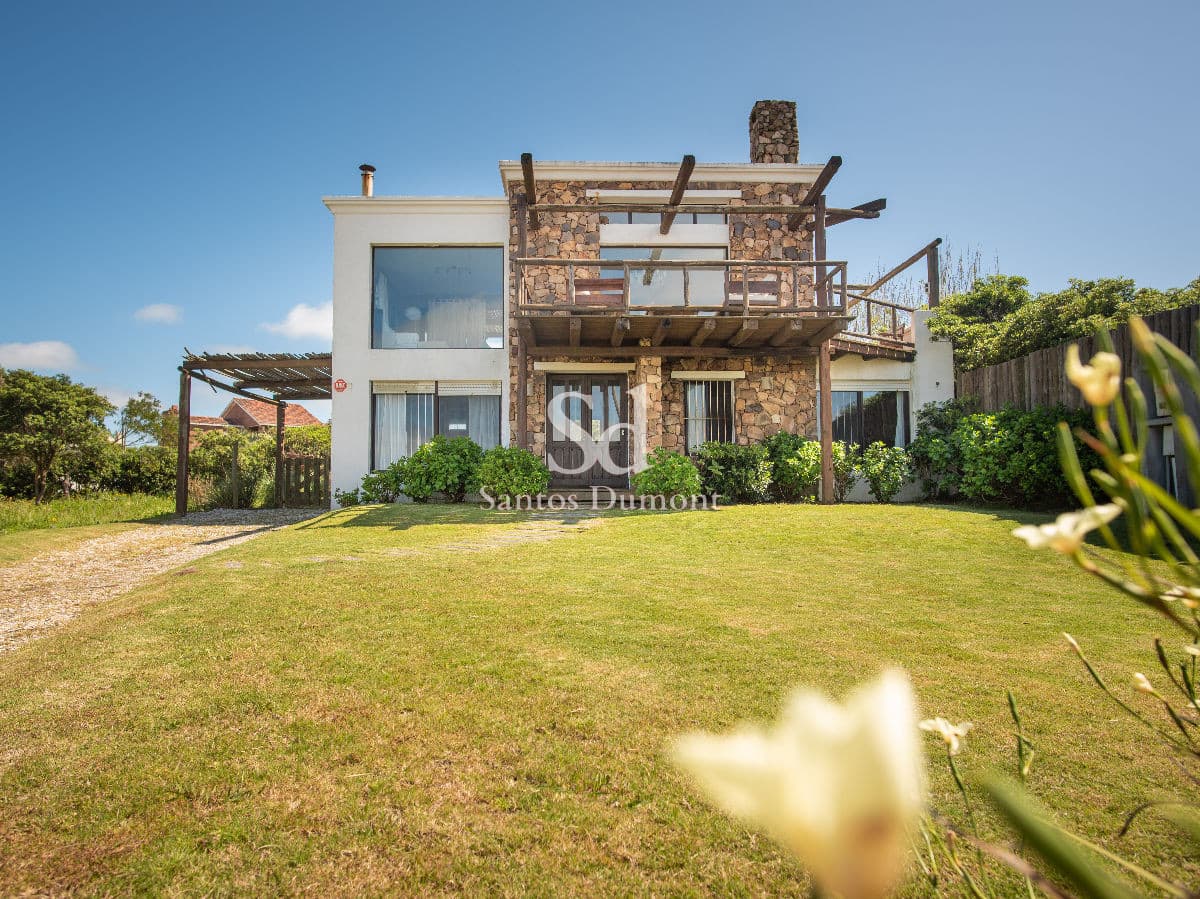 Espectacular casa - 4 dorms- frente al mar