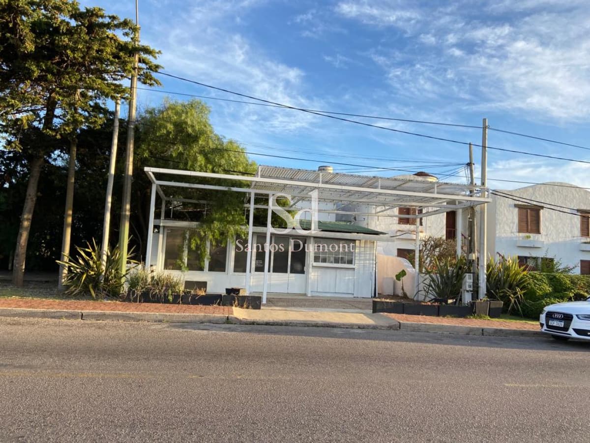 Local comercial con apartamento, apto para todo rubro