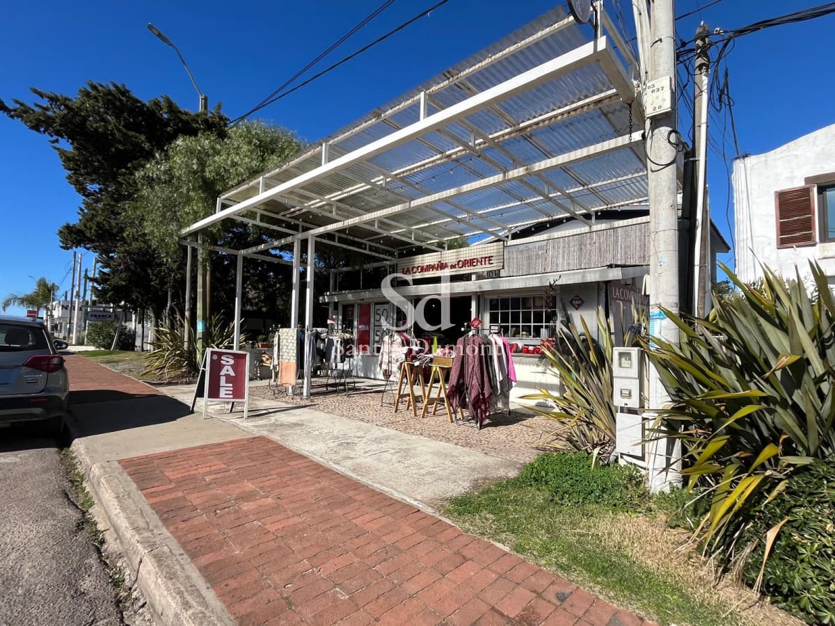 Local comercial con apartamento, apto para todo rubro