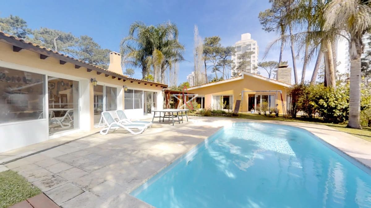 Impecable y Espectacular Casa en Zona Lugano cerca del Shopping - Bintang Propiedades