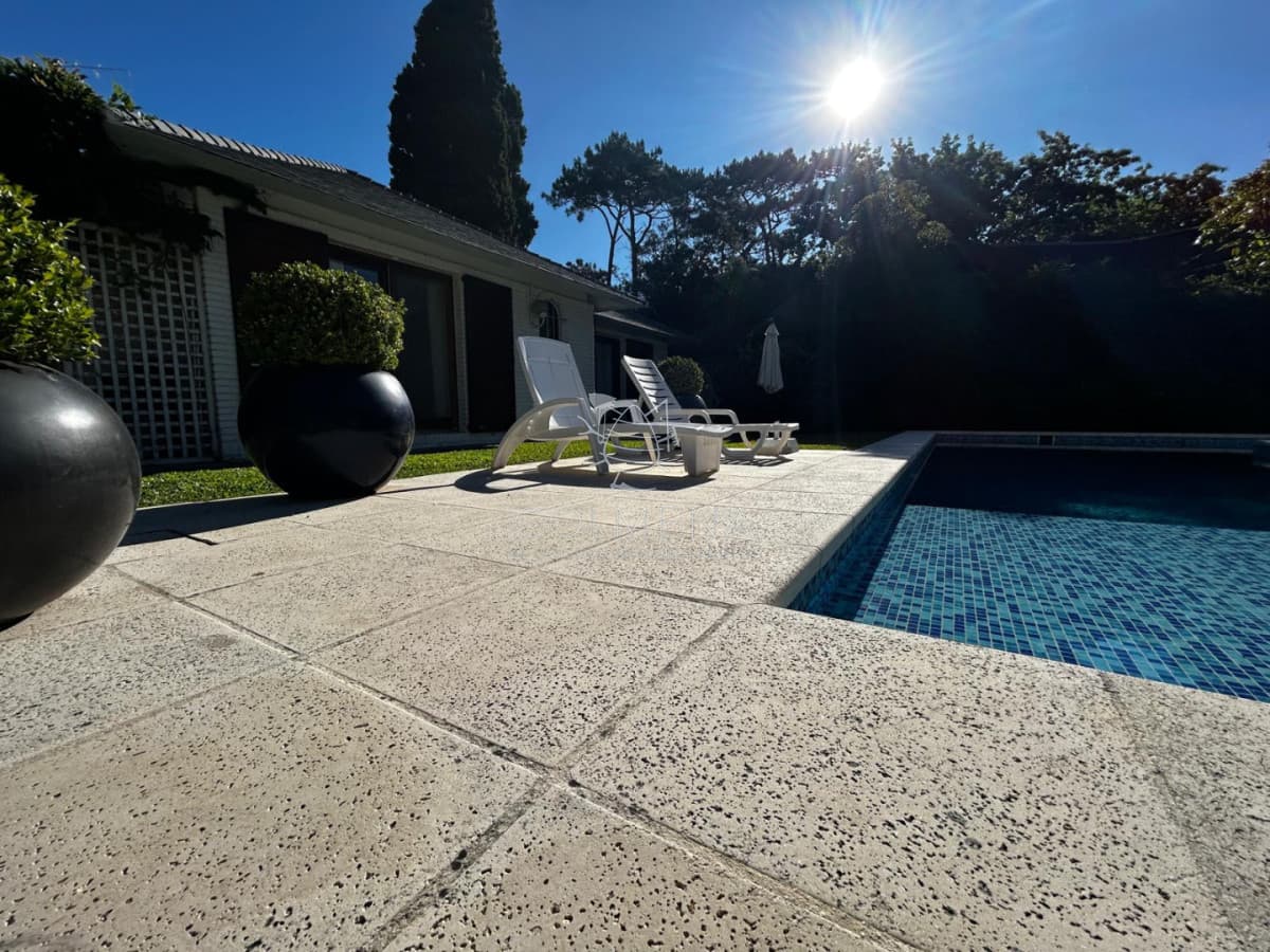 Hermosa casa en venta en Barrio Lugano Arbolada