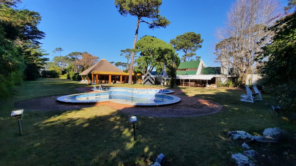 Casa ID.381 - VENTA CASA 5 DORMITORIOS en Playa Mansa