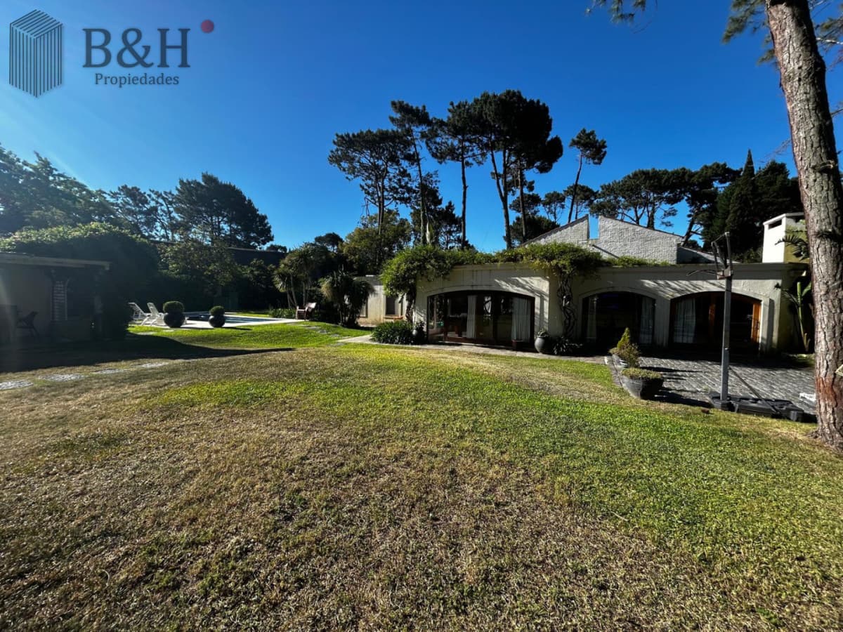 Casa en alquiler Enero Barrio Lugano Arbolada