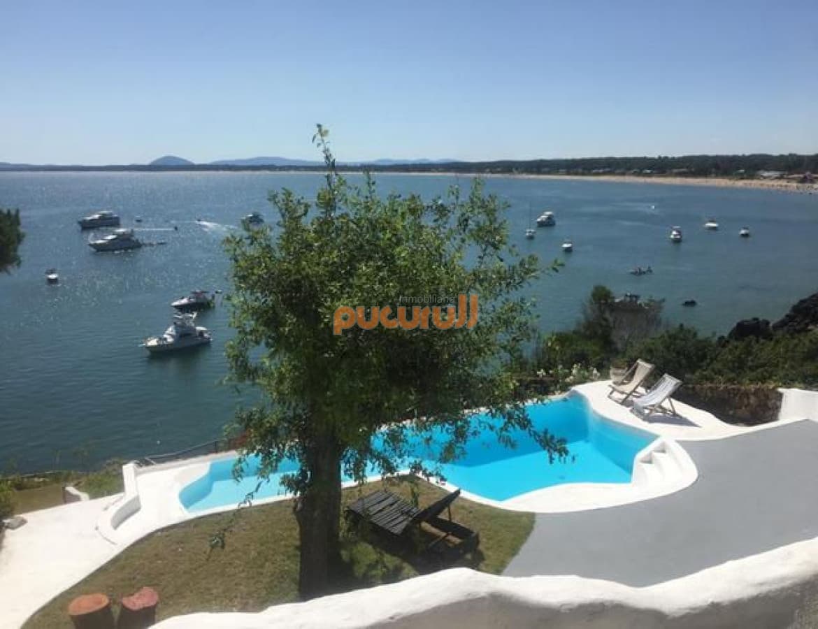 Colgada sobre el Acantilado de Punta Ballena