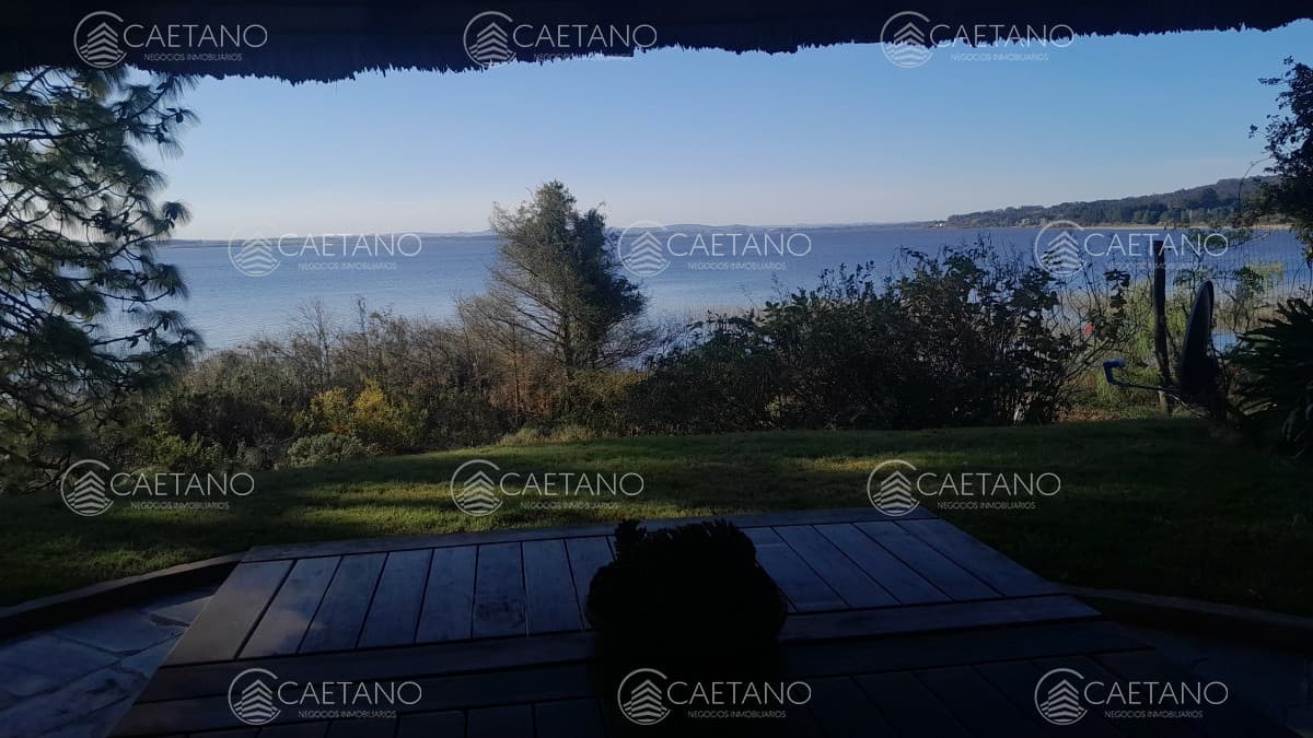 Directamente sobre la Laguna del sauce