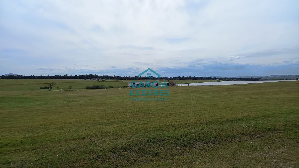 Terreno en laguna de los cisnes.
