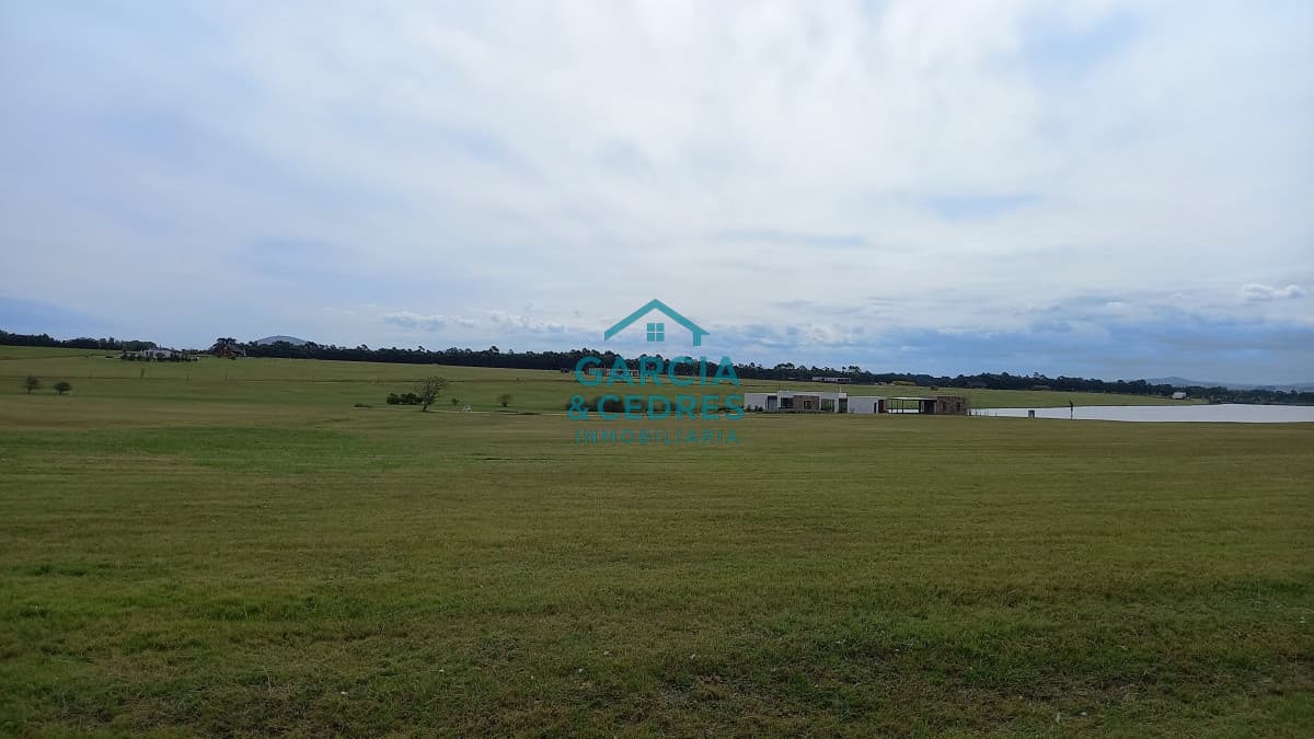 Terreno en laguna de los cisnes.