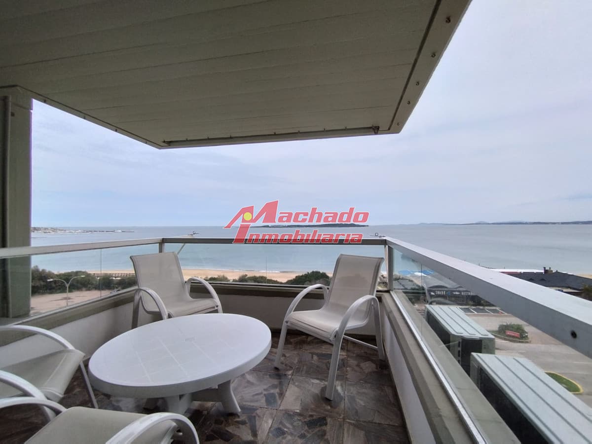 Apartamento en alquiler de 3 dormitorios frente al mar  en Punta del Este