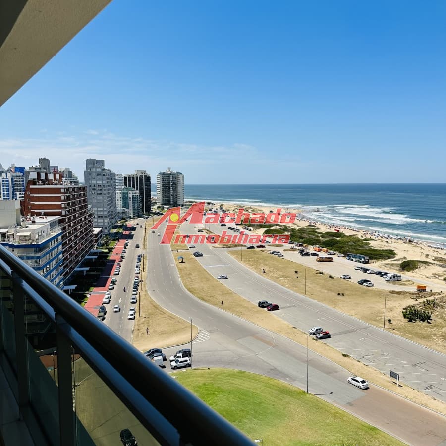 Alquiler y venta de apartamento, primera linea, playa brava. 9170