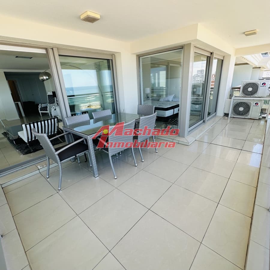 Alquiler y venta de apartamento, primera linea, playa brava. 9170