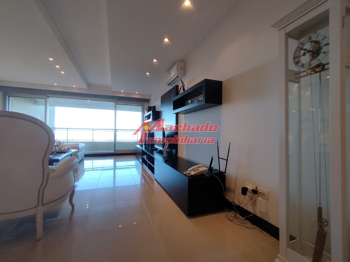 Apartamento en Venta y alquiler   frente a playa brava