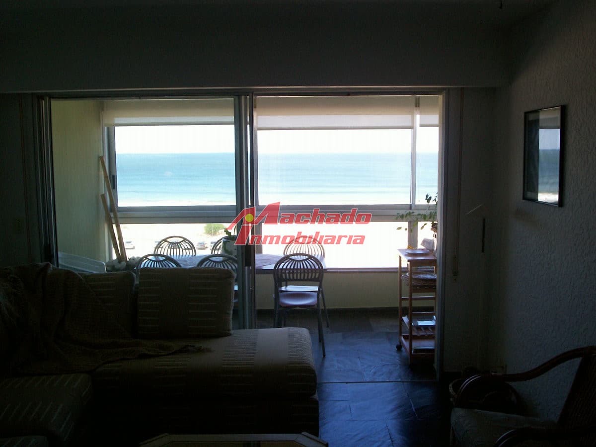 venta de apartamnento sobre playa brava