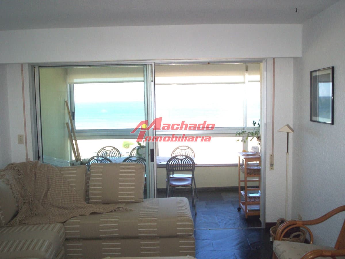 venta de apartamnento sobre playa brava