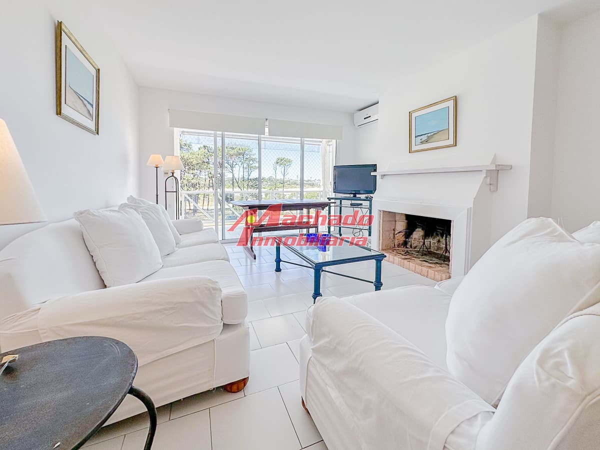 Apartamento de dos dormitorios en venta en primera linea de La Brava -
