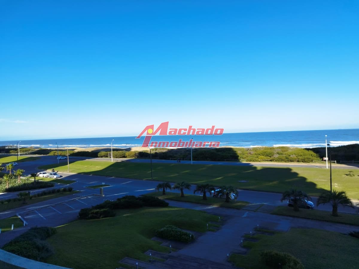 Alquiler y venta de apartamento frente a playa brava