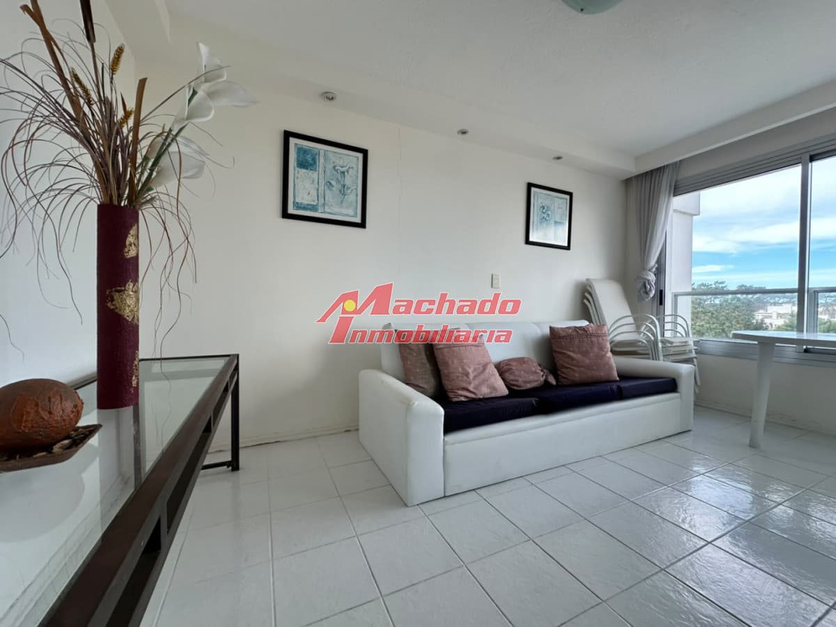 Apartamento en venta de 3 dormitorios y dependencia en Punta del Este