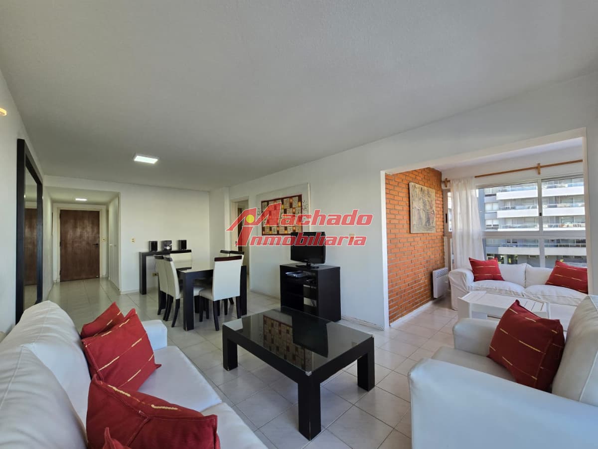 Apartamento de dos dormitorios y medio en alquiler en Punta del Este