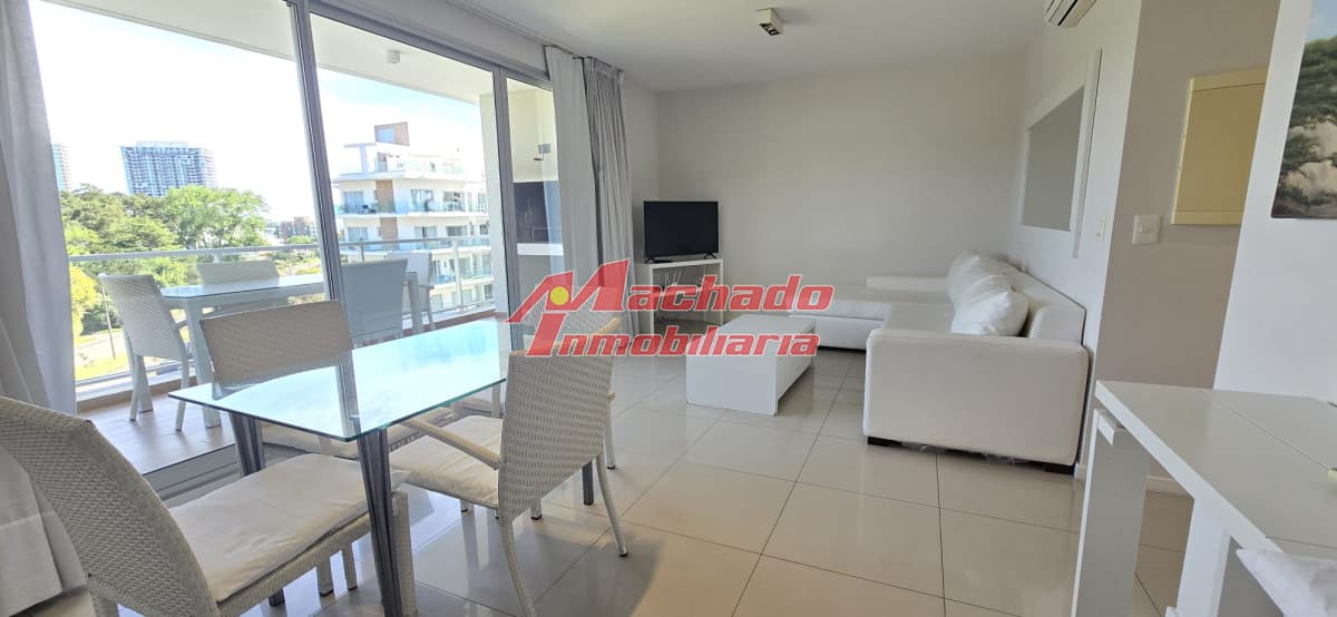 Apartamento de dos dormitorios en venta en Punta del Este