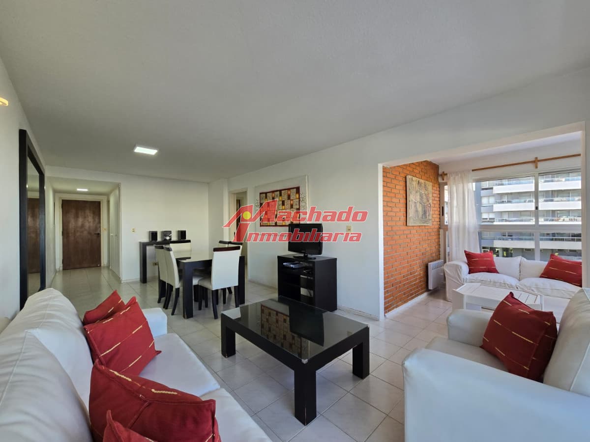 Apartamento de dos dormitorios y medio en alquiler en Punta del Este